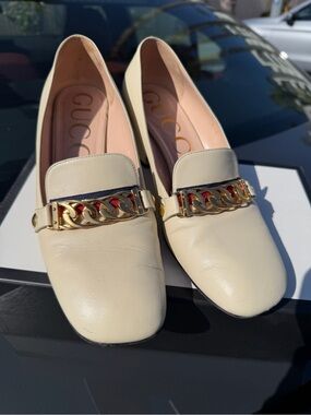 Gucci Malaga Kid  Women's Cream Leather Chain Loafers